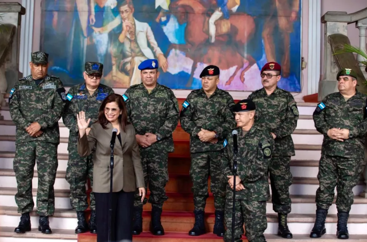  Tras su juramentación como ministra de Defensa, Rixi Moncada saludó a los medios. 